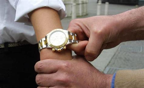 inseguito e derubato del rolex ravenna|Ravenna, rapina il Rolex e fugge: preso dai turisti .